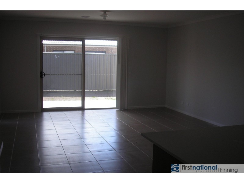 2 Tattle Grove, Cranbourne East VIC 3977