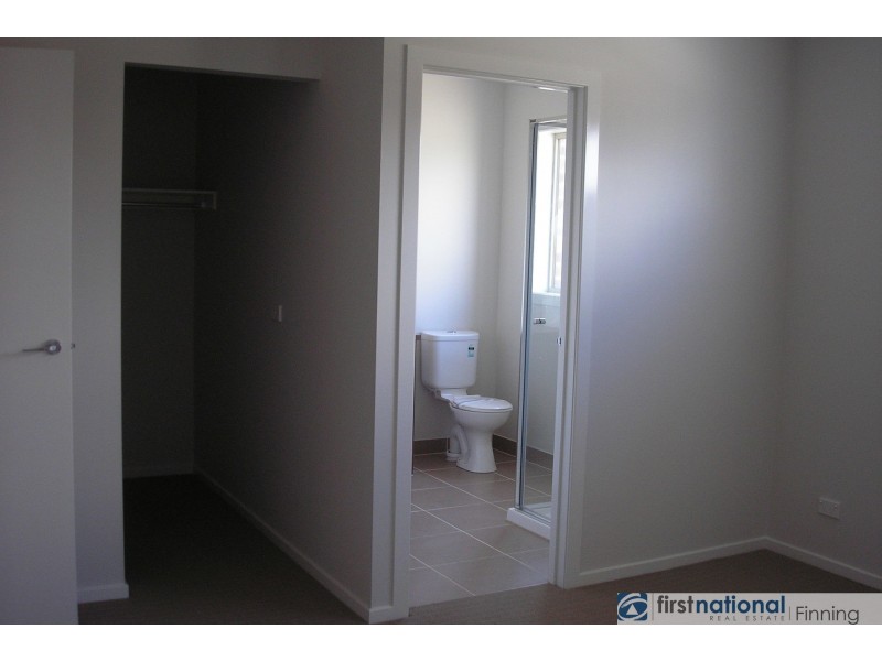 2 Tattle Grove, Cranbourne East VIC 3977