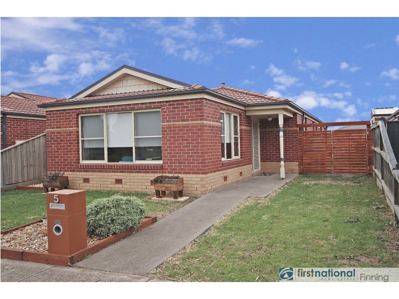 5 McCallum Drive, Cranbourne East VIC 3977