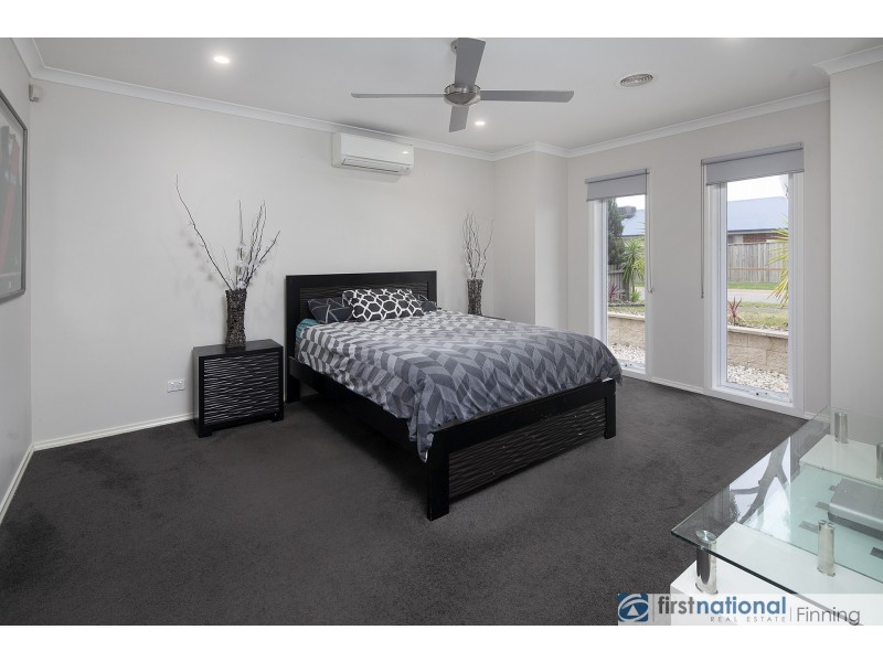 10 Durnoch Place, Cranbourne VIC 3977