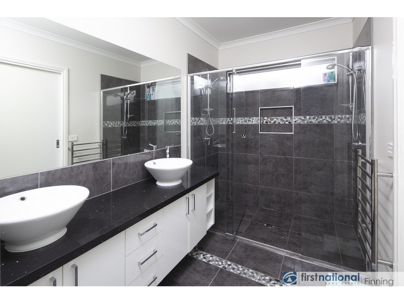 10 Durnoch Place, Cranbourne VIC 3977