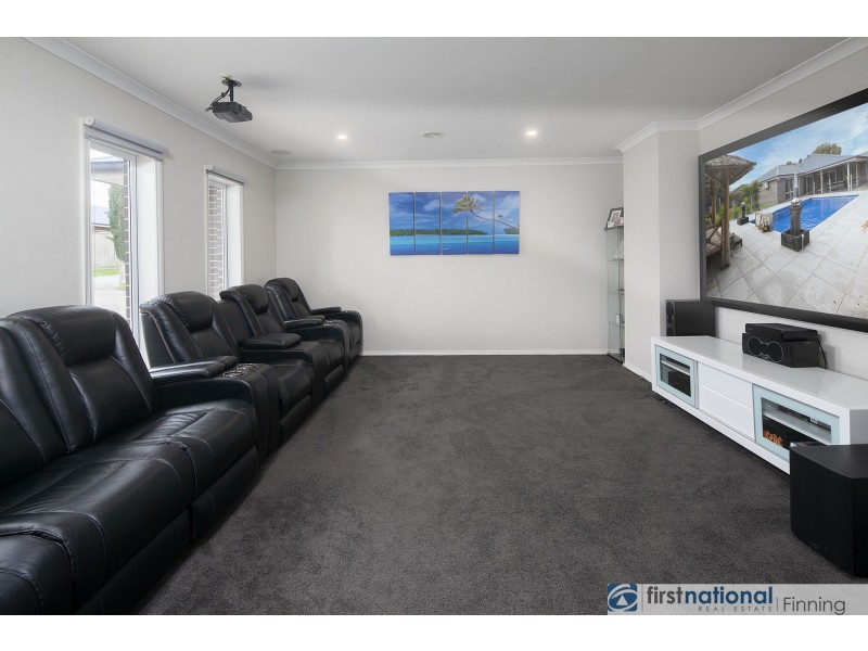 10 Durnoch Place, Cranbourne VIC 3977