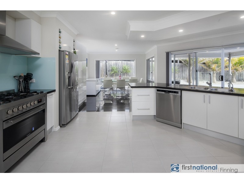 10 Durnoch Place, Cranbourne VIC 3977