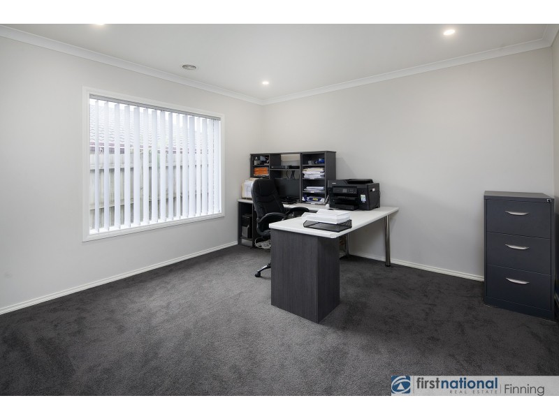 10 Durnoch Place, Cranbourne VIC 3977