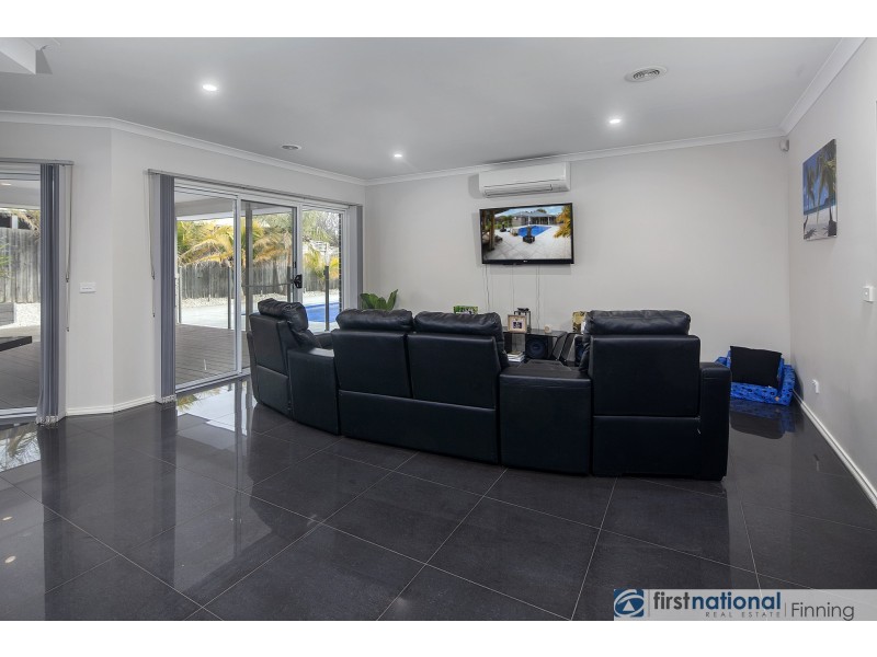 10 Durnoch Place, Cranbourne VIC 3977