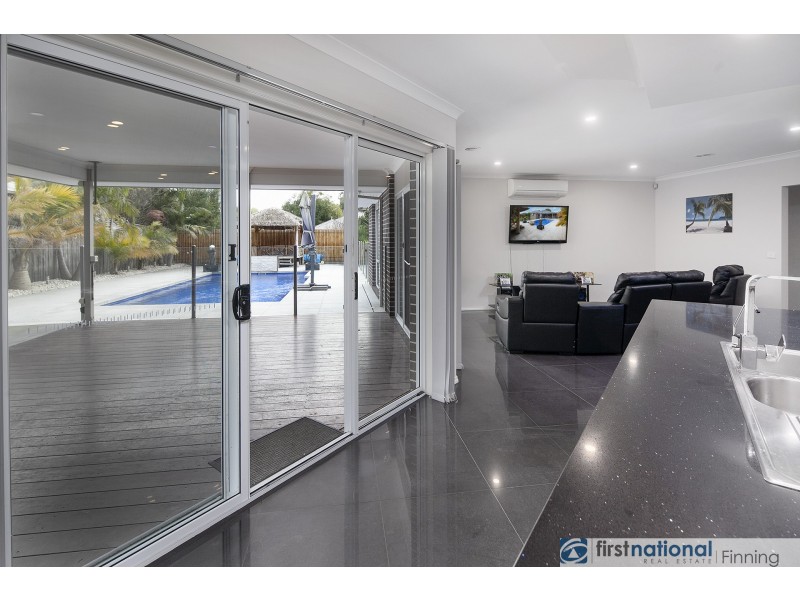 10 Durnoch Place, Cranbourne VIC 3977