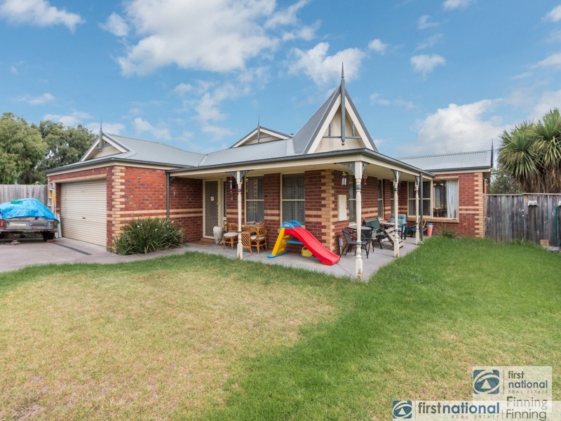 15 Sunningdale Crescent, Cranbourne VIC 3977