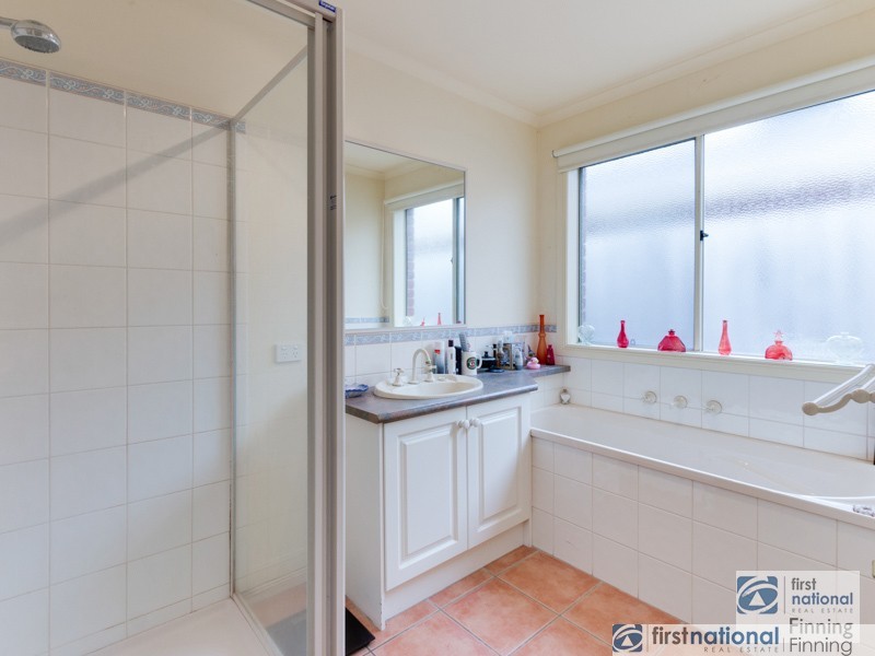 15 Sunningdale Crescent, Cranbourne VIC 3977