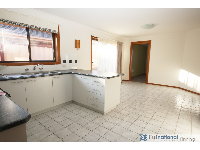 2/2 Lawson Close, Cranbourne VIC 3977