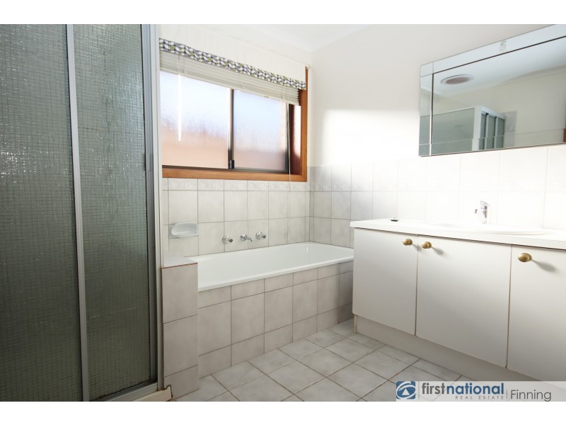 2/2 Lawson Close, Cranbourne VIC 3977