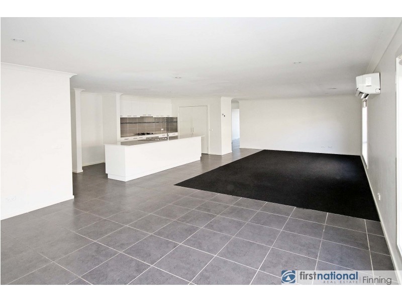 8 Waterways Drive, Cranbourne North VIC 3977