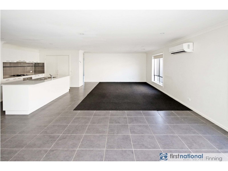 8 Waterways Drive, Cranbourne North VIC 3977