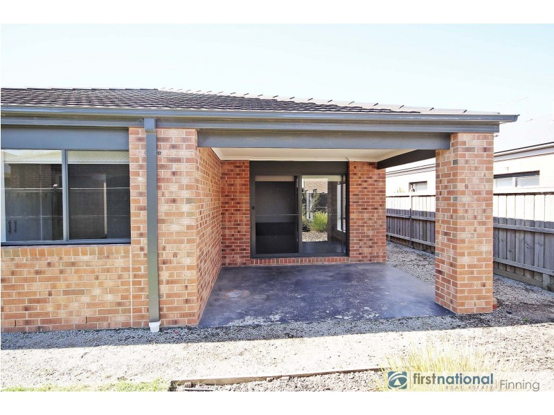 8 Waterways Drive, Cranbourne North VIC 3977