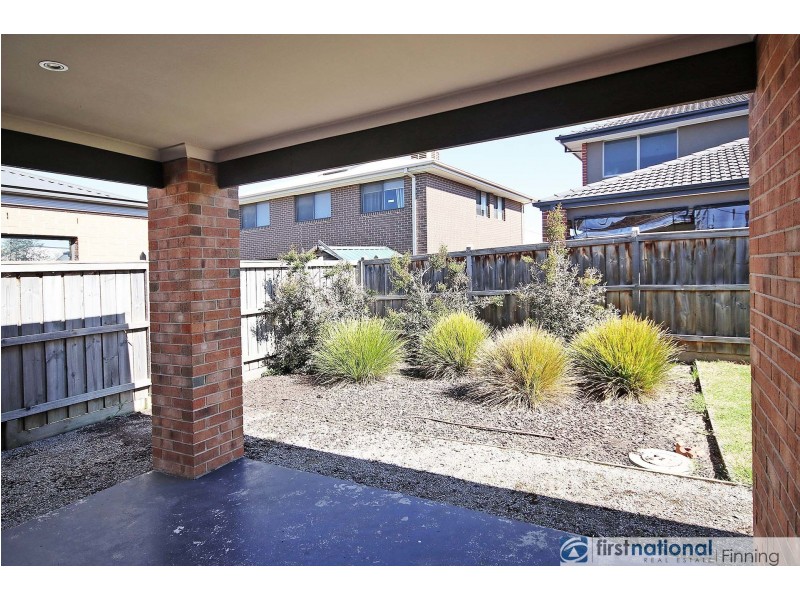 8 Waterways Drive, Cranbourne North VIC 3977