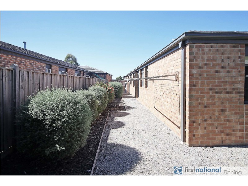 8 Waterways Drive, Cranbourne North VIC 3977