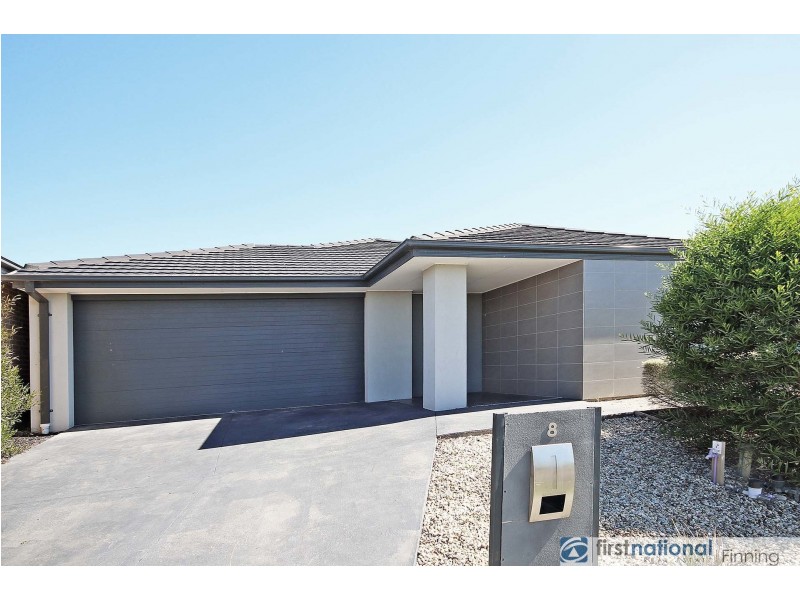 8 Waterways Drive, Cranbourne North VIC 3977