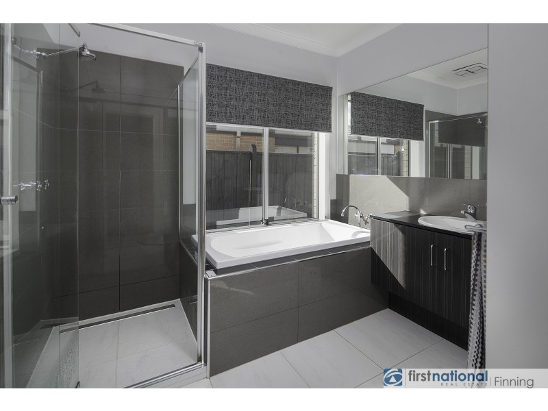 35 Lineham Drive, Cranbourne East VIC 3977