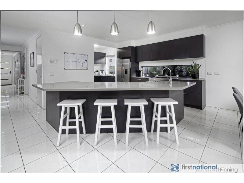 6 Godfrey Avenue, Cranbourne East VIC 3977