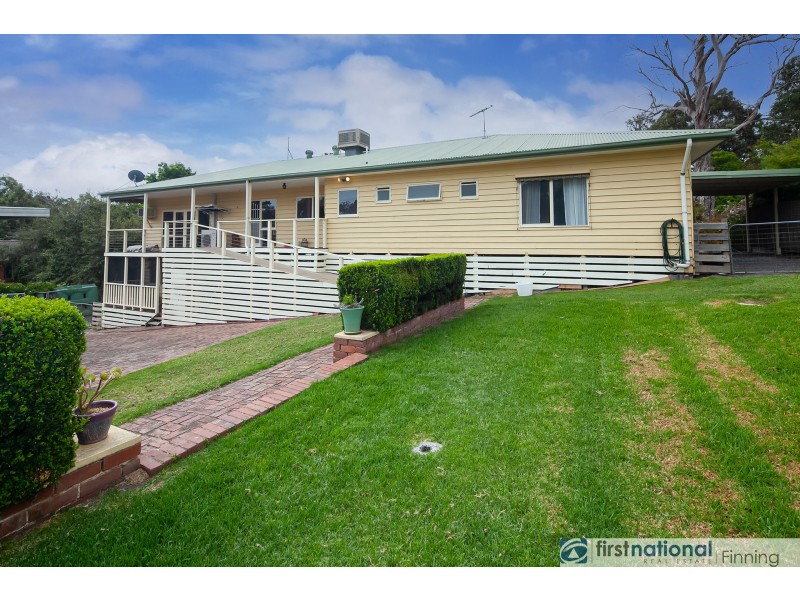 8 Stanhill Drive, Cranbourne South VIC 3977