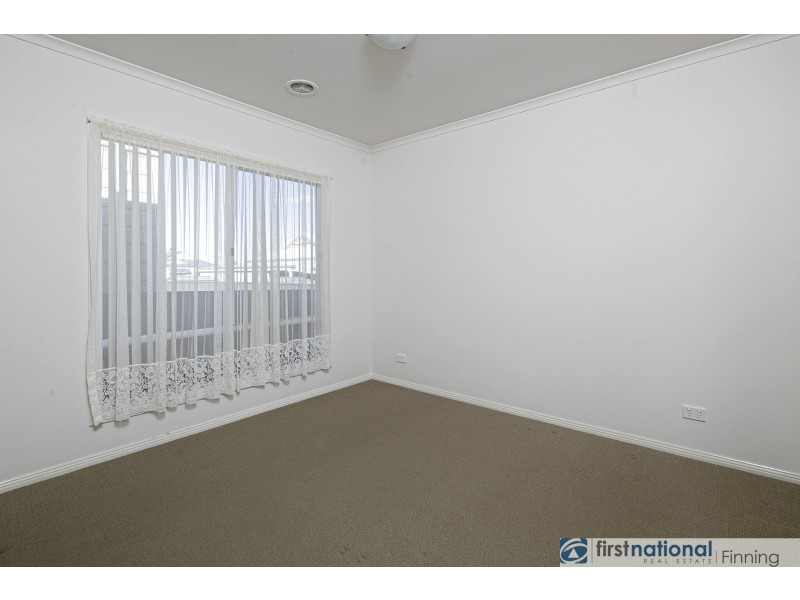 16/2 Cameron Street, Cranbourne East VIC 3977