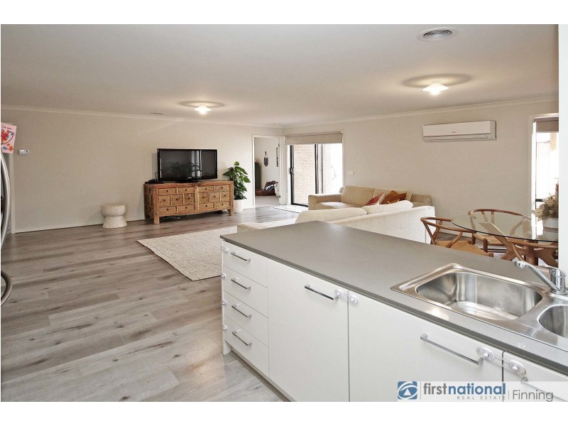 8 Tin Alley Avenue, Clyde VIC 3978