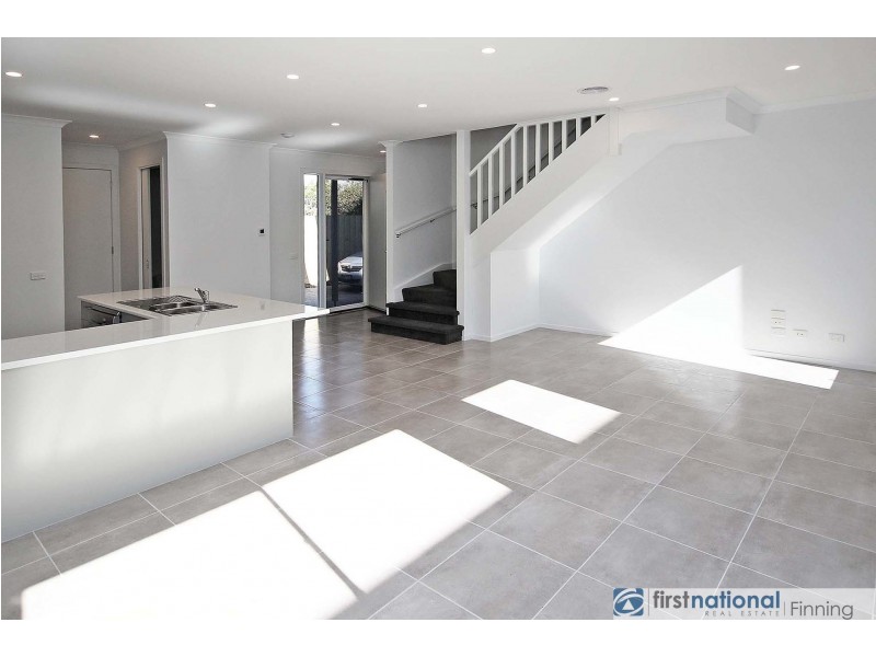 3/2 Mundaring Drive, Cranbourne VIC 3977