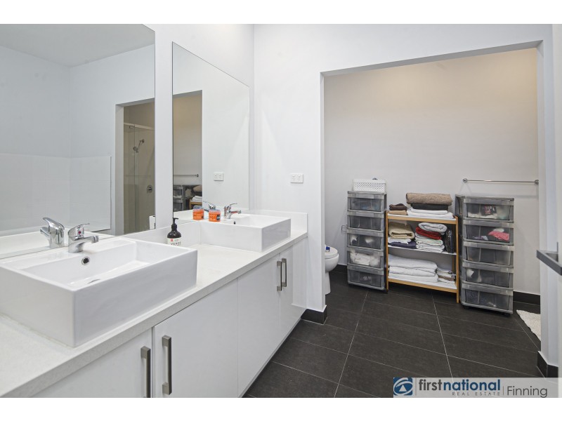 8 Polson Way, Cranbourne West VIC 3977