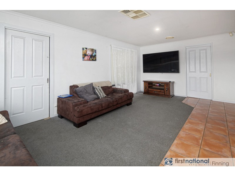 32 Raffindale Crescent, Cranbourne West VIC 3977