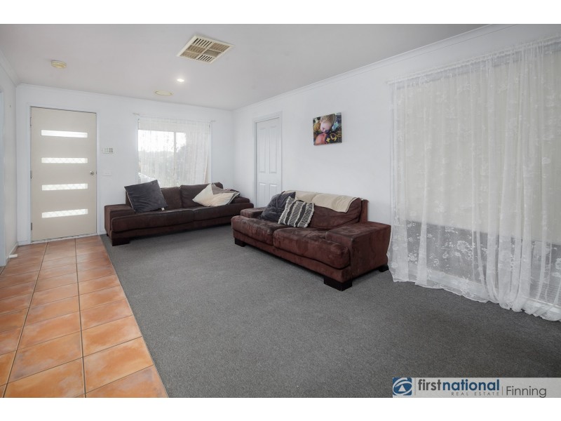 32 Raffindale Crescent, Cranbourne West VIC 3977