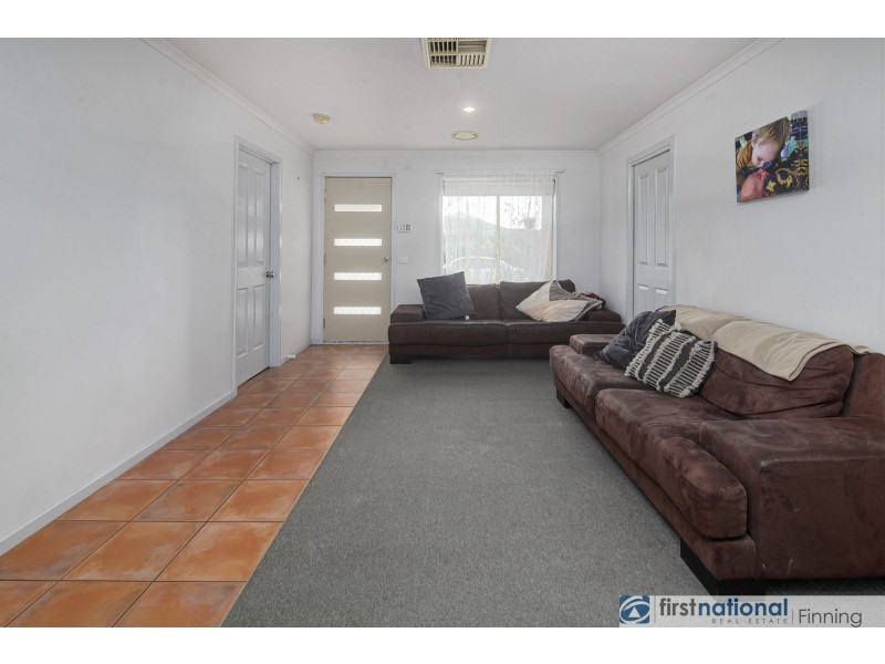 32 Raffindale Crescent, Cranbourne West VIC 3977