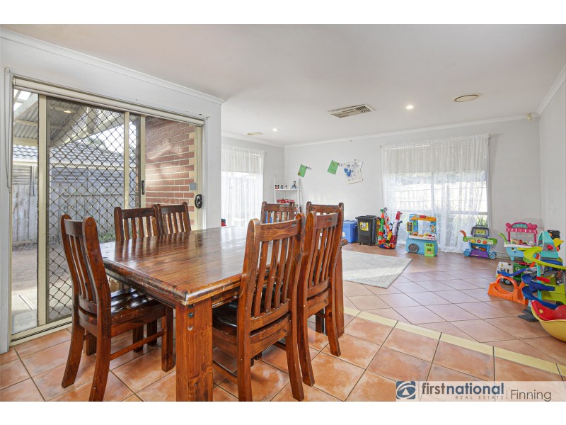 32 Raffindale Crescent, Cranbourne West VIC 3977
