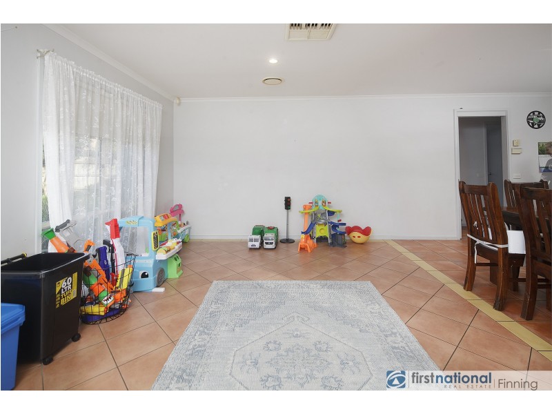 32 Raffindale Crescent, Cranbourne West VIC 3977