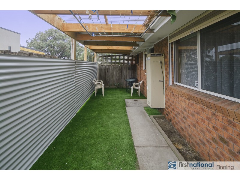 2/8 Lyall Street, Cranbourne VIC 3977