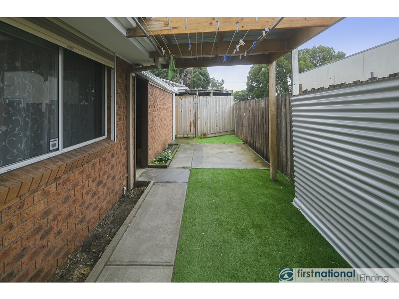 2/8 Lyall Street, Cranbourne VIC 3977