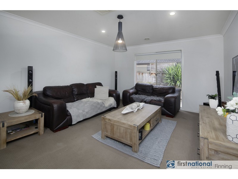 18 Brolin Terrace, Cranbourne North VIC 3977