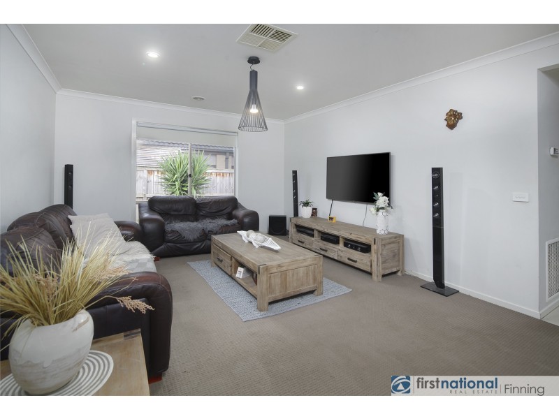 18 Brolin Terrace, Cranbourne North VIC 3977