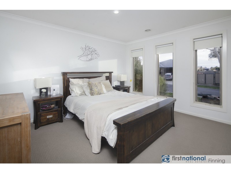 18 Brolin Terrace, Cranbourne North VIC 3977