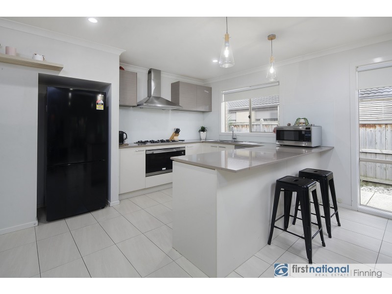 18 Brolin Terrace, Cranbourne North VIC 3977