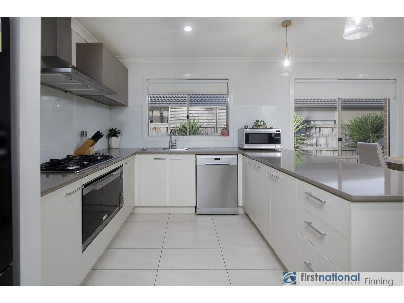 18 Brolin Terrace, Cranbourne North VIC 3977