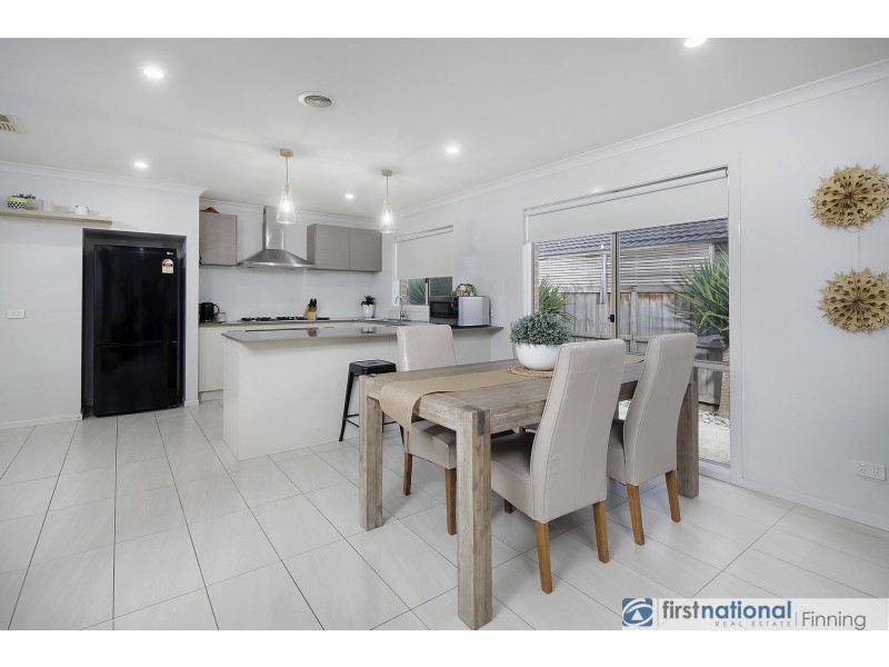 18 Brolin Terrace, Cranbourne North VIC 3977
