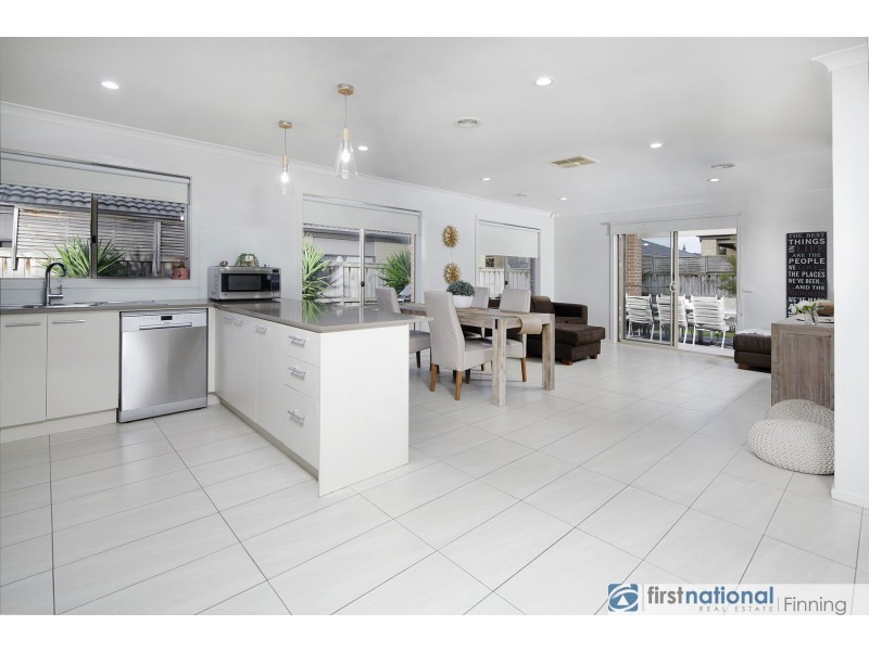 18 Brolin Terrace, Cranbourne North VIC 3977