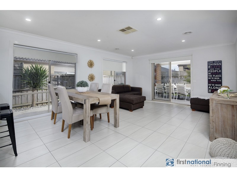 18 Brolin Terrace, Cranbourne North VIC 3977