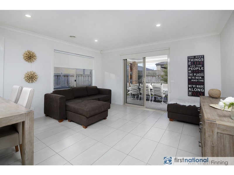 18 Brolin Terrace, Cranbourne North VIC 3977