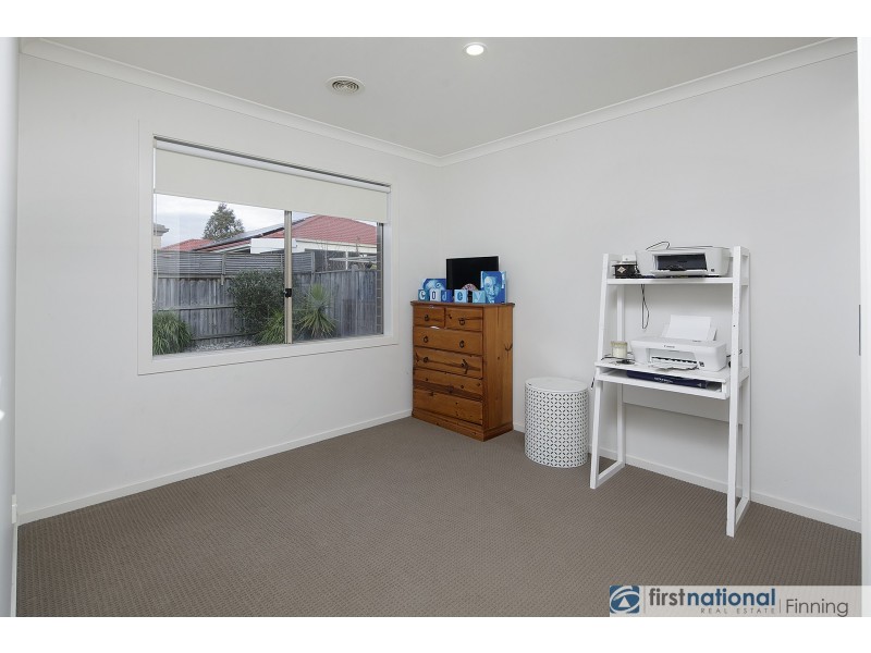 18 Brolin Terrace, Cranbourne North VIC 3977