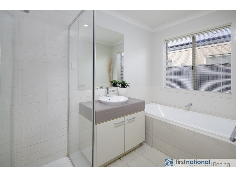 18 Brolin Terrace, Cranbourne North VIC 3977