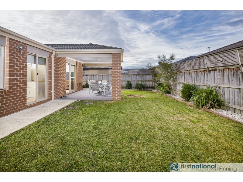 18 Brolin Terrace, Cranbourne North VIC 3977