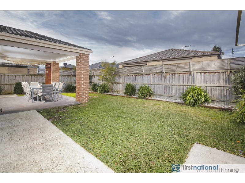 18 Brolin Terrace, Cranbourne North VIC 3977