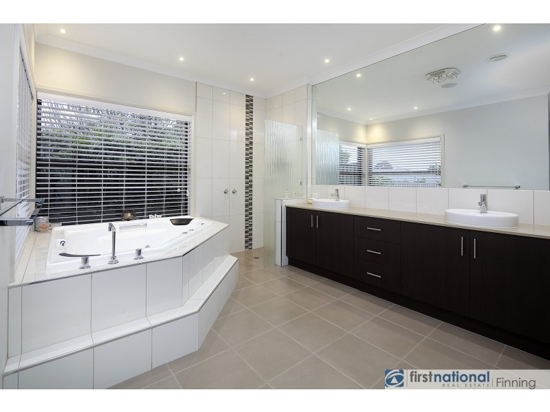 2 Hilda Way, Cranbourne VIC 3977