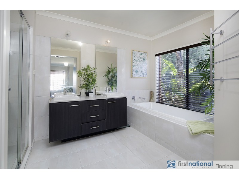 4 Whitcombe Mews, Cranbourne VIC 3977