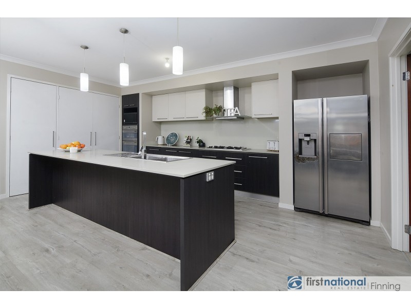 4 Whitcombe Mews, Cranbourne VIC 3977